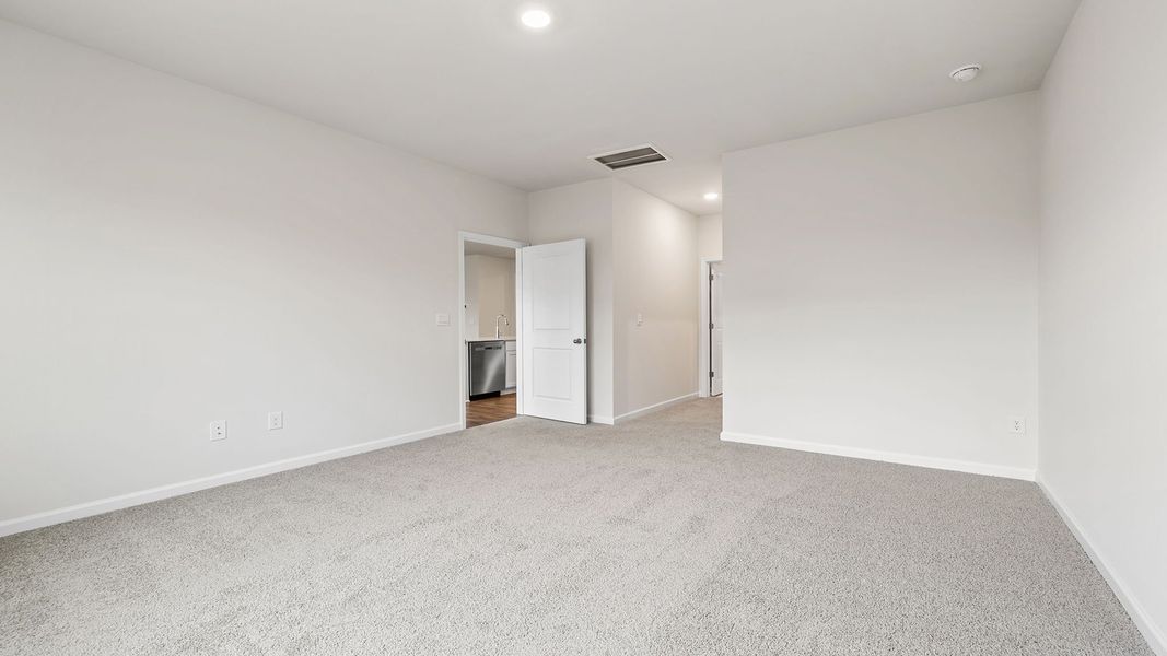 Spacious, unfurnished interior of a new home in Woodglen, Piedmont (Image 24).