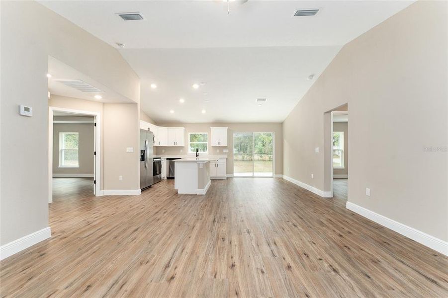 Spacious, unfurnished interior of a new home in , Ocala (Image 10).