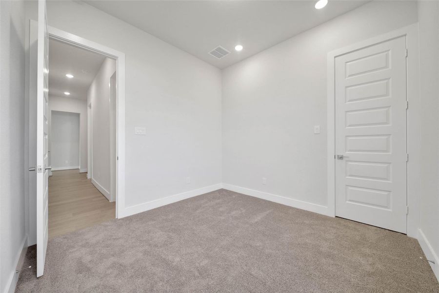 Spacious, unfurnished interior of a new home in Magnolia Bend, Rosharon (Image 41).