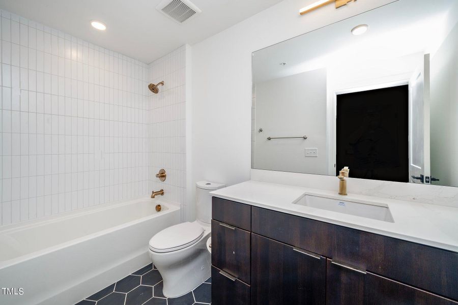 19-web-or-mls-615 W Peace St 306 (15 of