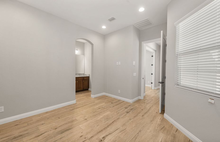 Spacious, unfurnished interior of a new home in Sun City Anthem at Merrill Ranch, Florence (Image 20).