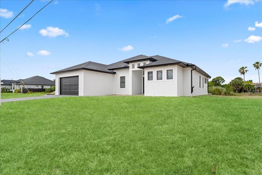 Exterior details and patio area of a home in , Cape Coral (Image 4).