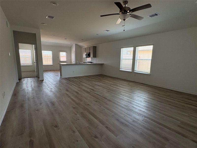 Spacious, unfurnished interior of a new home in , Conroe (Image 6).