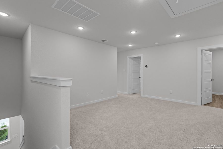 Spacious, unfurnished interior of a new home in Senna, Leon Valley (Image 12).