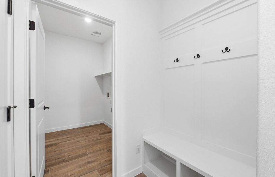 Spacious, unfurnished interior of a new home in Sunfield, Buda (Image 32).