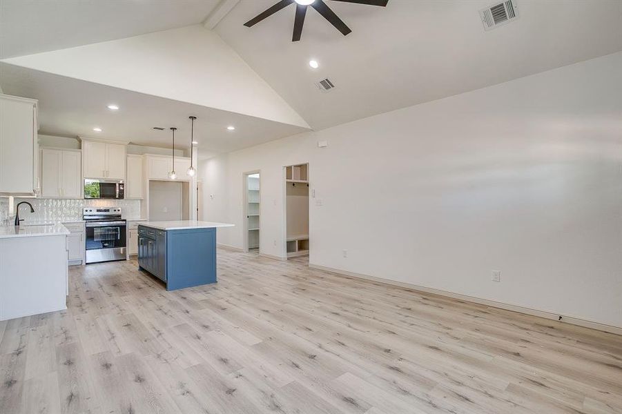 Spacious, unfurnished interior of a new home in , Granbury (Image 17). Spacious, unfurnished interior of a new home in , Granbury (Image 17).