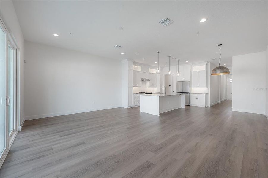 Spacious, unfurnished interior of a new home in , Tampa (Image 54).