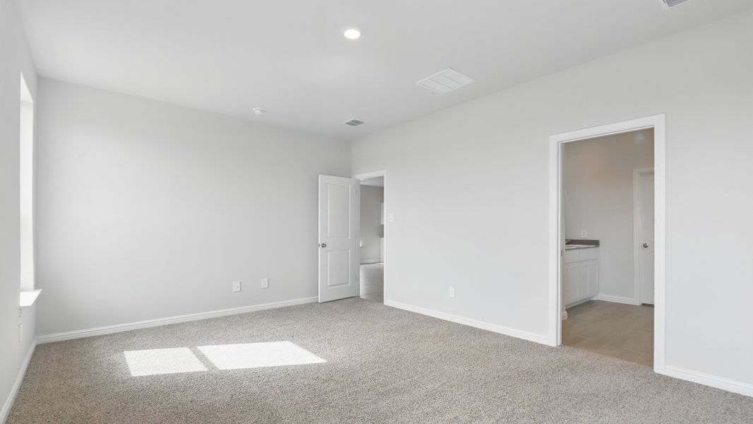 Spacious, unfurnished interior of a new home in The Canyons, Keene (Image 23).