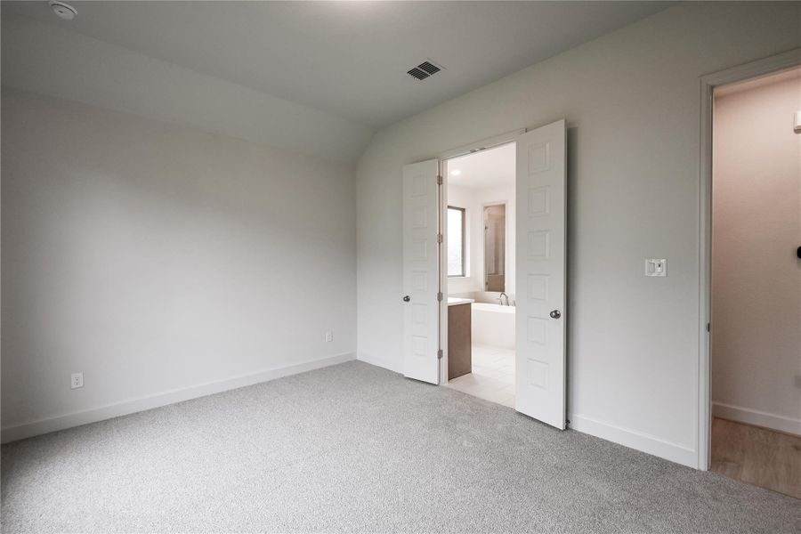 Spacious, unfurnished interior of a new home in 6 Creeks, Kyle (Image 9). Spacious, unfurnished interior of a new home in 6 Creeks, Kyle (Image 9).