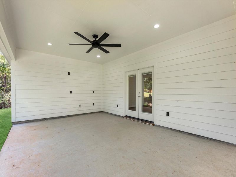 Exterior details and patio area of a home in , Brookeland (Image 20).