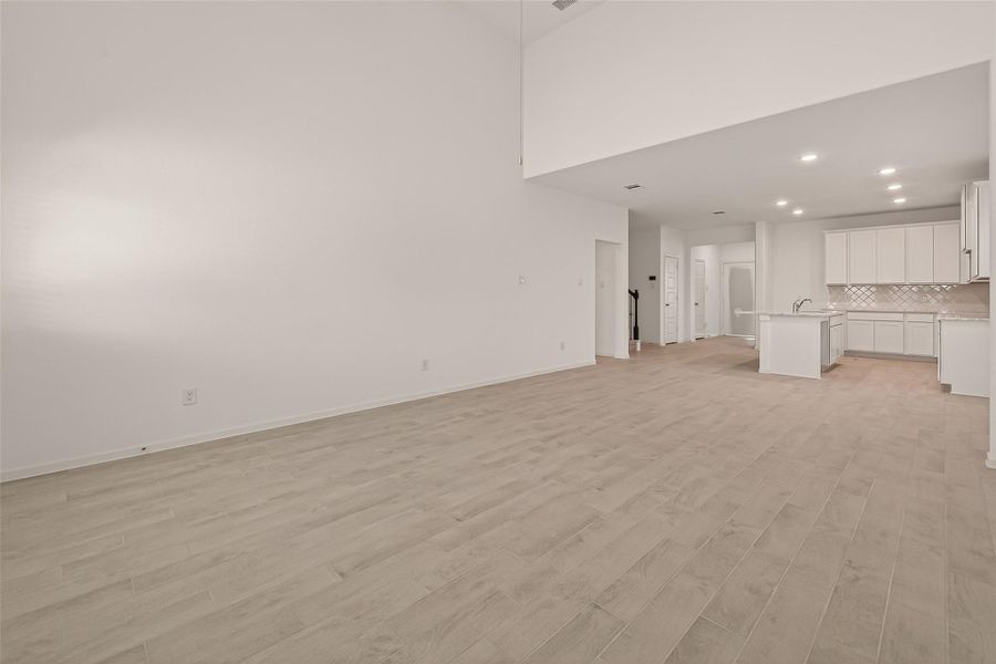 Spacious, unfurnished interior of a new home in Lago Mar, Texas City (Image 21).