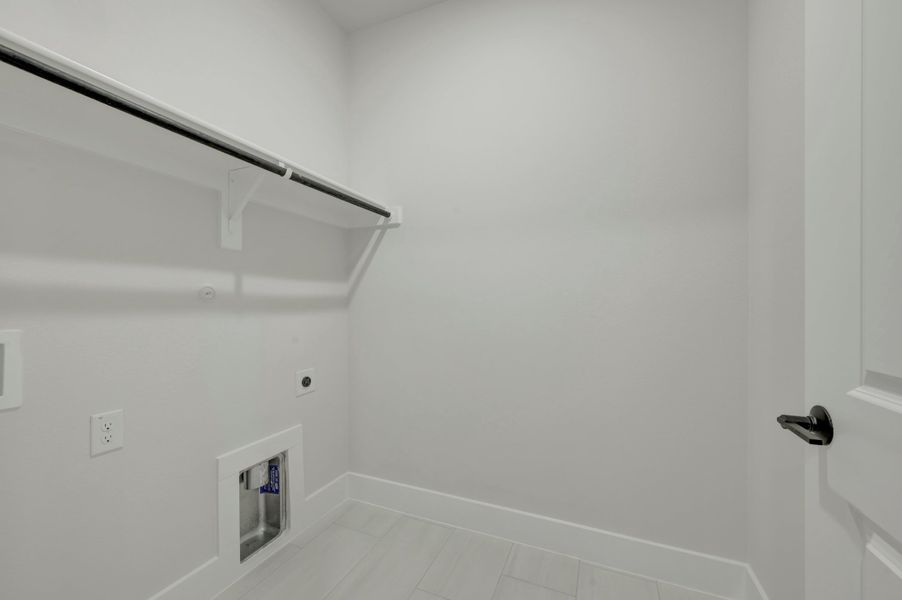 Spacious, unfurnished interior of a new home in Painted Tree, McKinney (Image 29).