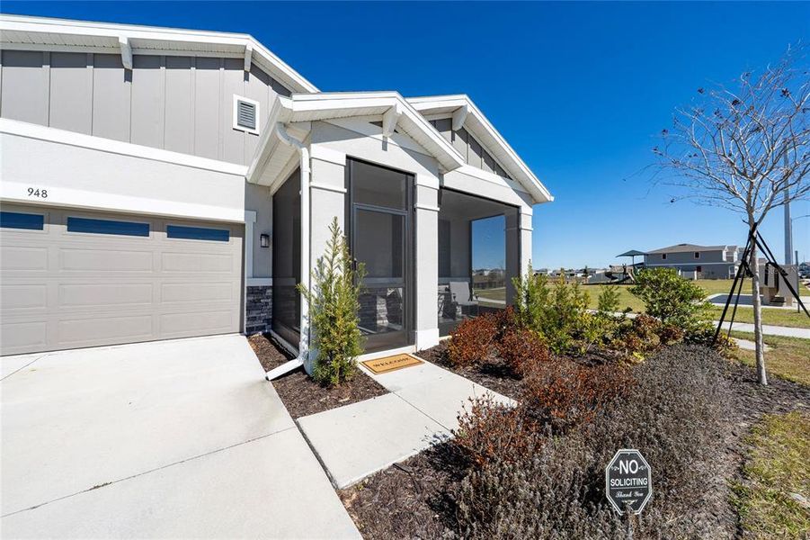 Exterior details and patio area of a home in , Lake Alfred (Image 26).