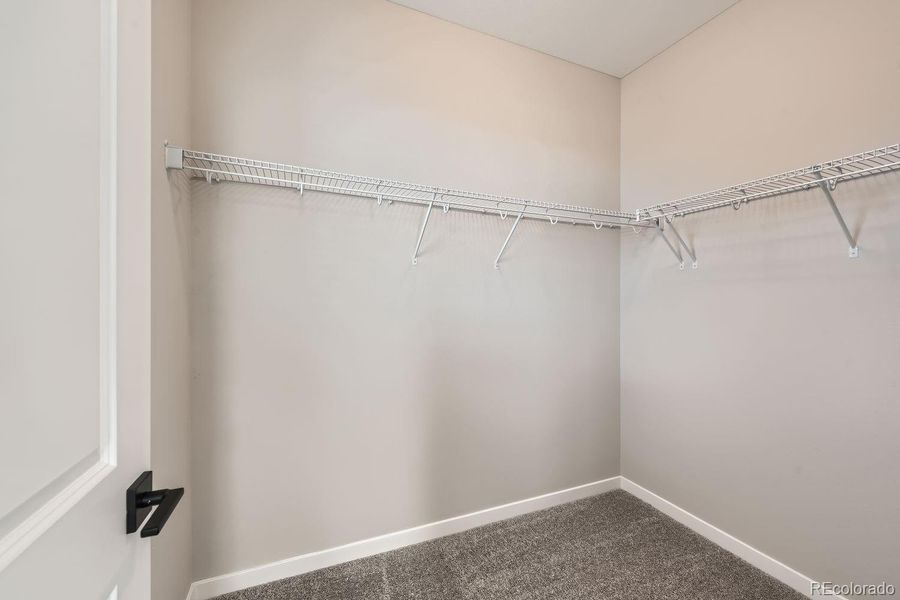 OWNER'S WALK-IN CLOSET