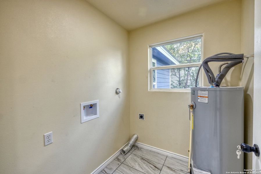 Spacious, unfurnished interior of a new home in , Uvalde (Image 12).