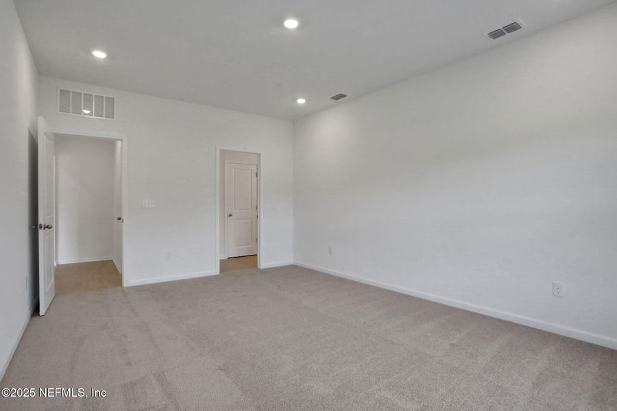 Spacious, unfurnished interior of a new home in Bellbrooke, Jacksonville (Image 31).