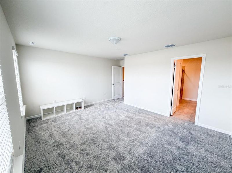 Spacious, unfurnished interior of a new home in , Orlando (Image 22).