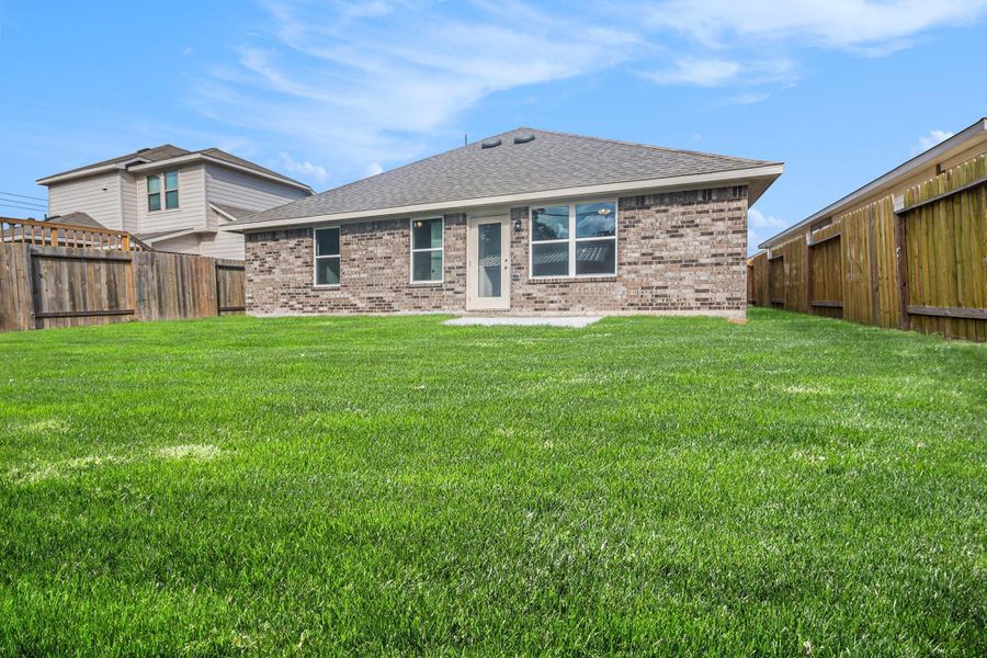 Exterior details and patio area of a home in Kiber Reserve, Angleton (Image 15).