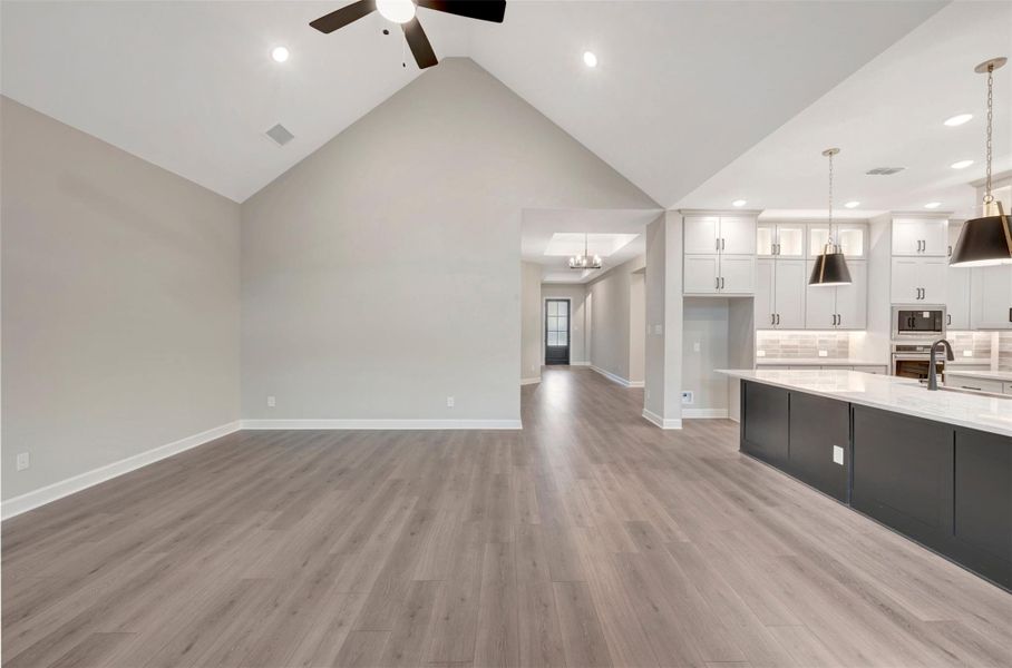 Spacious, unfurnished interior of a new home in ARTAVIA - Parkview Collection, Conroe (Image 19).