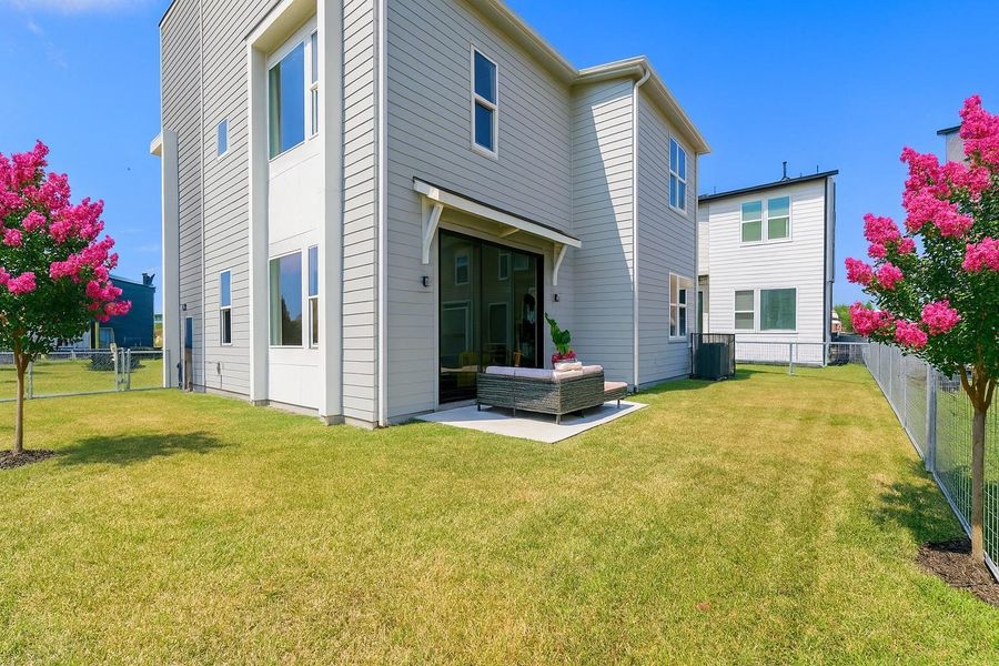 Huge Fenced-in Yard (Pic was virtually staged with two added trees) Huge Fenced-in Yard (Pic was virtually staged with two added trees)