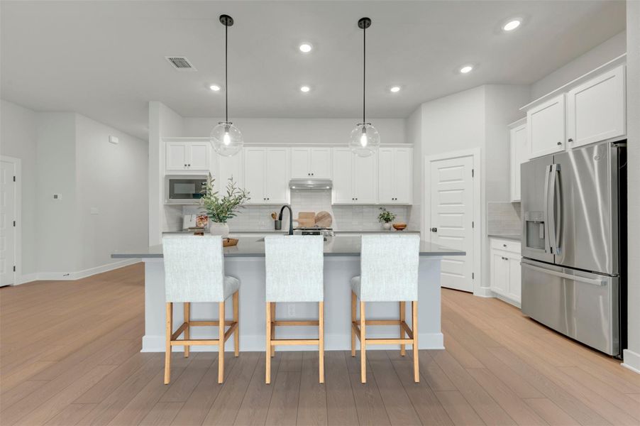 Kitchen (Staged) Kitchen (Staged)