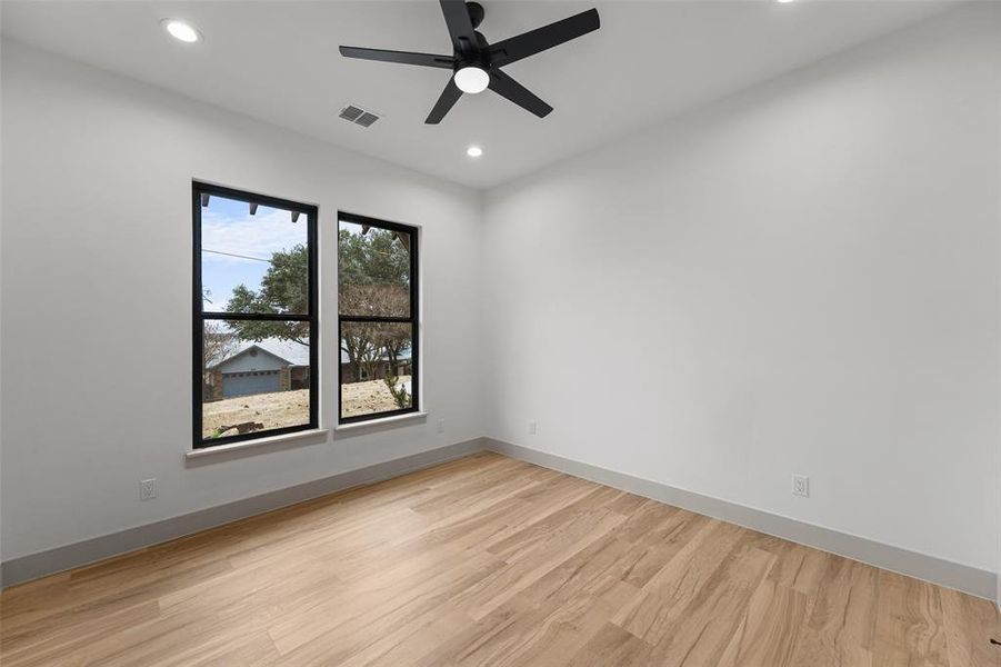 Spacious, unfurnished interior of a new home in , Malakoff (Image 24).