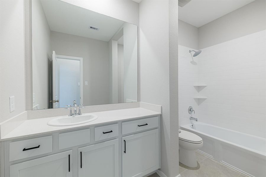 Furnished interior view inside a new home in Lago Mar, Texas City (Image 9).