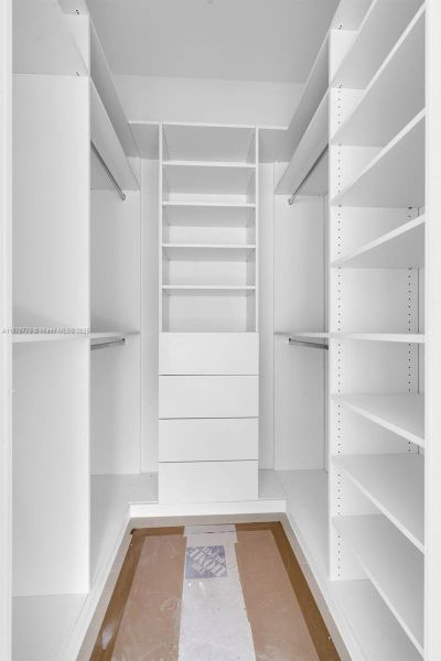 Spacious, unfurnished interior of a new home in , Miami (Image 10).