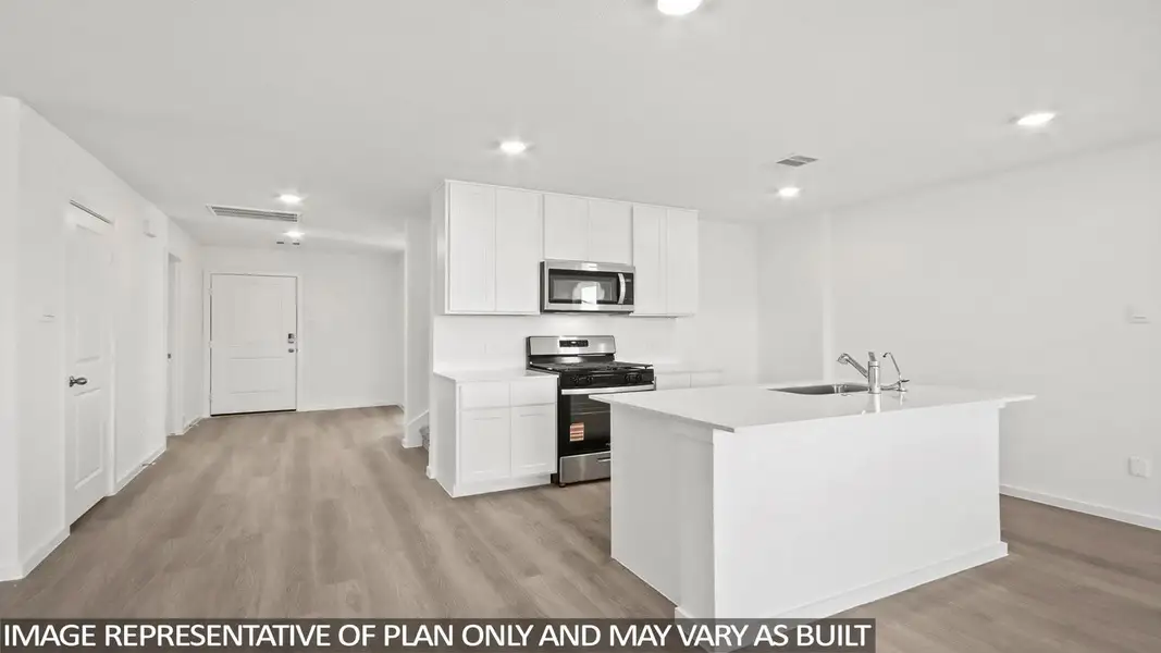 Furnished interior view inside a new home in Silverthorne, Conroe (Image 3).
