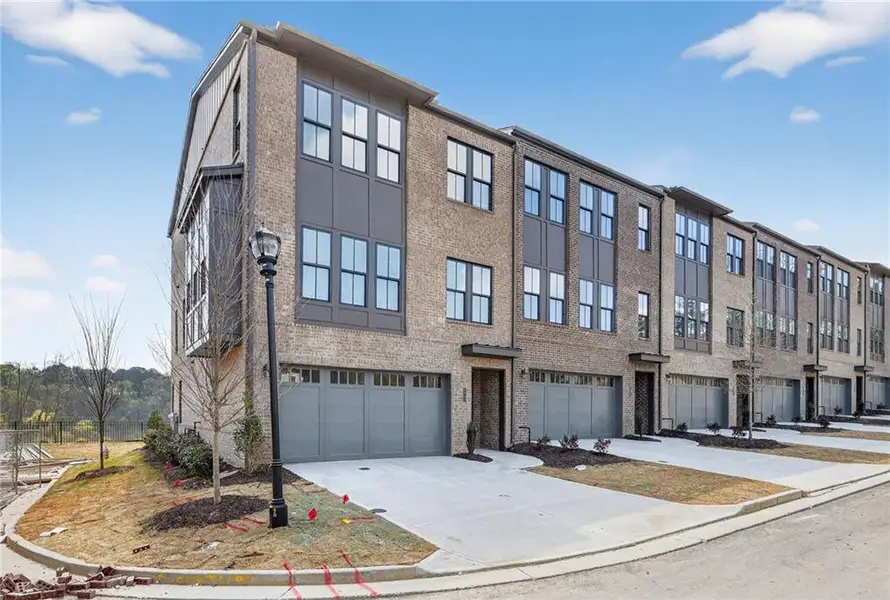 Condo located in Suwanee, GA showcasing its design and architecture (Image 4).