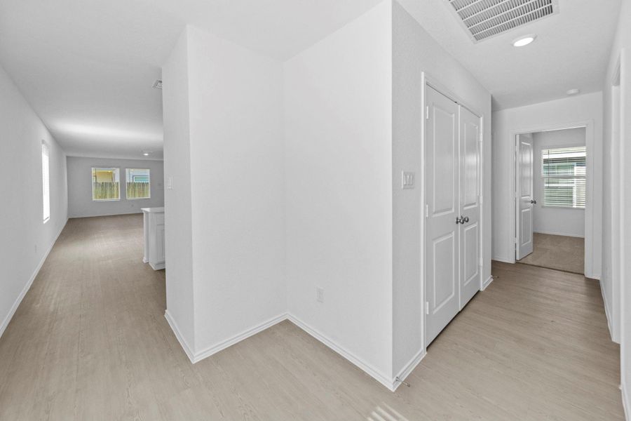 Spacious, unfurnished interior of a new home in Sunset Oaks, Maxwell (Image 10).