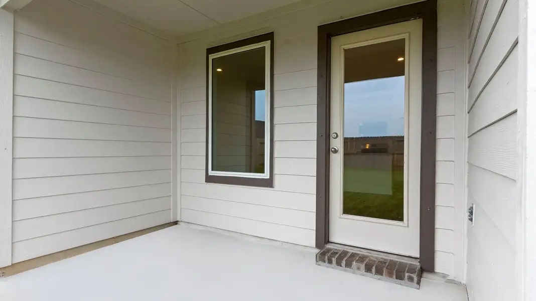 Exterior details and patio area of a home in Watermark, Alvin (Image 2).