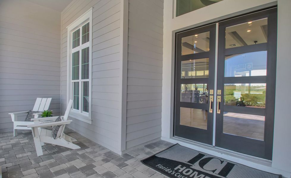Exterior details and patio area of a home in West Hill Estates, Dade City (Image 21).