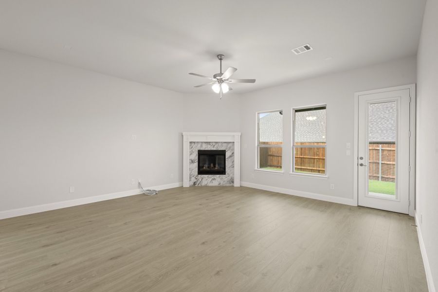 Spacious, unfurnished interior of a new home in Sheppard's Place, Waxahachie (Image 22).