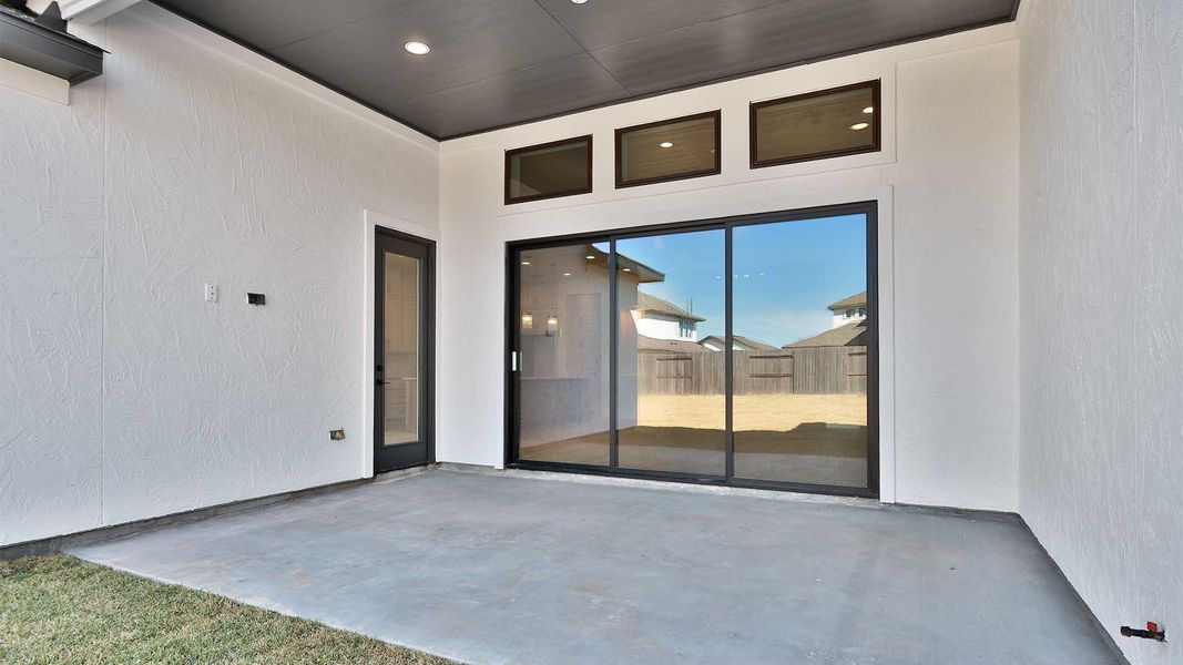 Exterior details and patio area of a home in Sienna, Missouri City (Image 4).