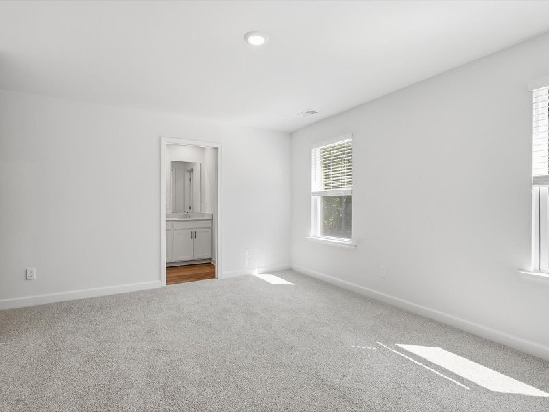 Spacious, unfurnished interior of a new home in Courts at Brook Run, Moncks Corner (Image 11).