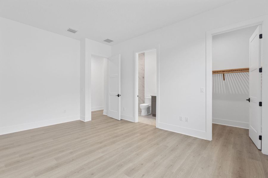 Spacious, unfurnished interior of a new home in Astor Creek Golf & Country Club, Port St. Lucie (Image 22).