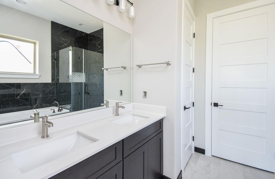 Primary Bath has Spa tub, large shower with floor to ceiling tiling! Primary Bath has Spa tub, large shower with floor to ceiling tiling!