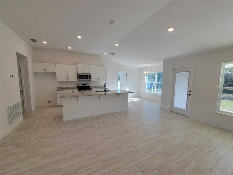 Spacious, unfurnished interior of a new home in , Ocala (Image 14).