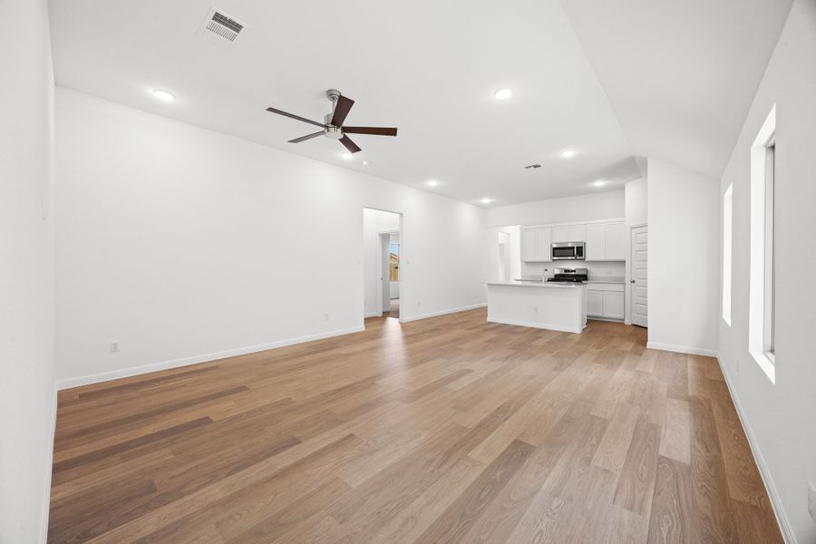 Spacious, unfurnished interior of a new home in Trinity Ranch, Elgin (Image 14).