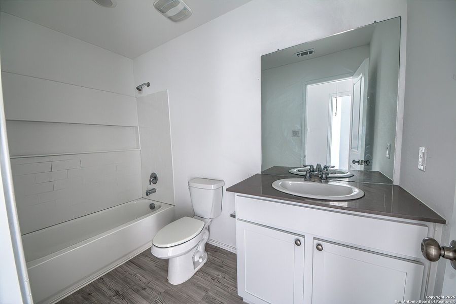 Furnished interior view inside a new home in Silos: Broadview Collection, San Antonio (Image 10). Furnished interior view inside a new home in Silos: Broadview Collection, San Antonio (Image 10).