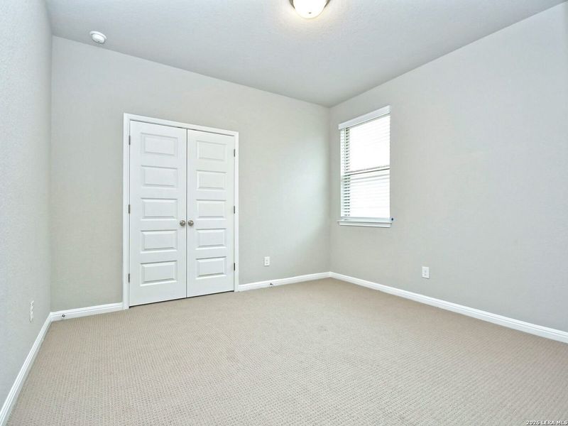 Spacious, unfurnished interior of a new home in Thomas Pond, San Antonio (Image 18).