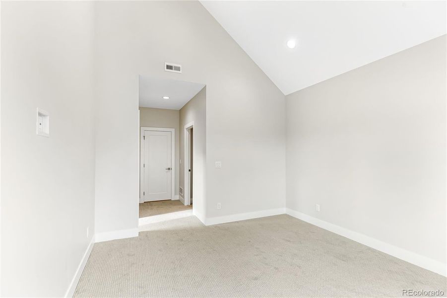Spacious, unfurnished interior of a new home in , Englewood (Image 35).