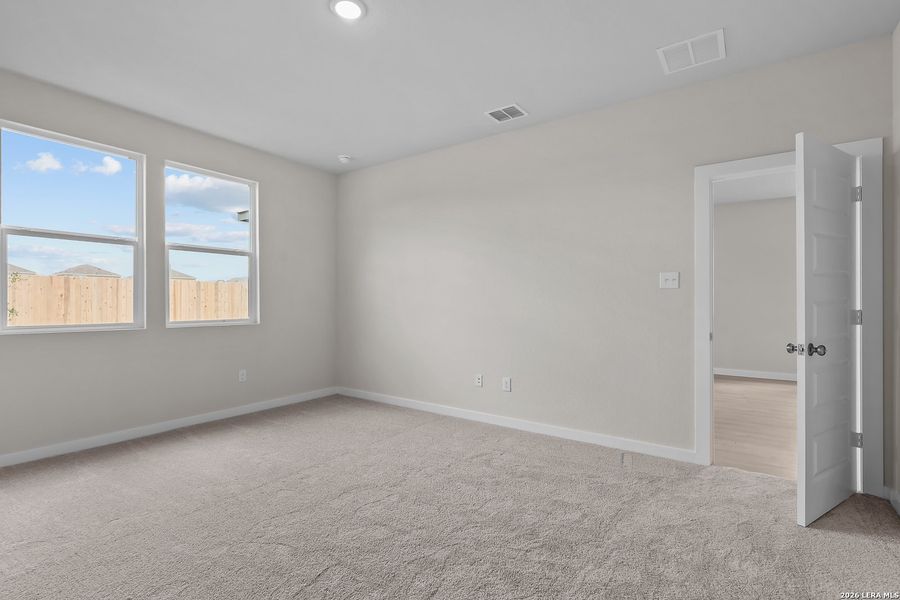 Spacious, unfurnished interior of a new home in Spring Creek, San Antonio (Image 27).