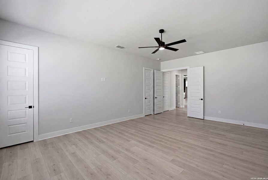 Spacious, unfurnished interior of a new home in Potranco Oaks, San Antonio (Image 19).
