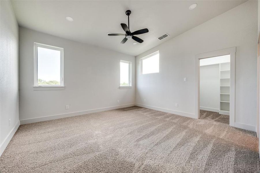 Spacious, unfurnished interior of a new home in , Bridgeport (Image 14).