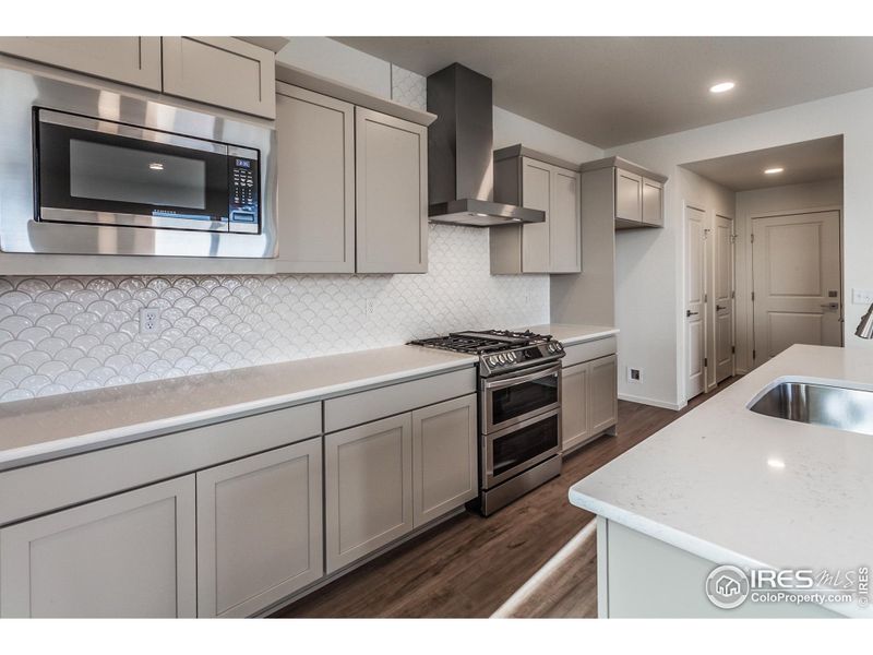 EXAMPLE PHOTOS: KITCHEN W/ S.S. APPLIANCES