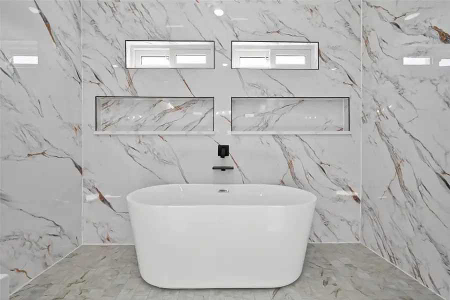 Walk-in shower equipped with dual shower heads and modern finishes. Walk-in shower equipped with dual shower heads and modern finishes.