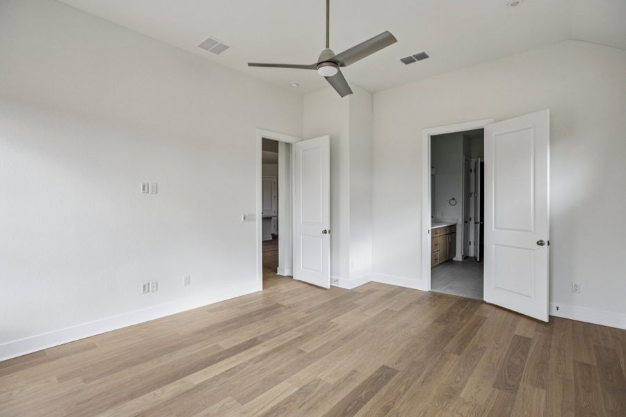 Spacious, unfurnished interior of a new home in Persimmon, Buda (Image 14).