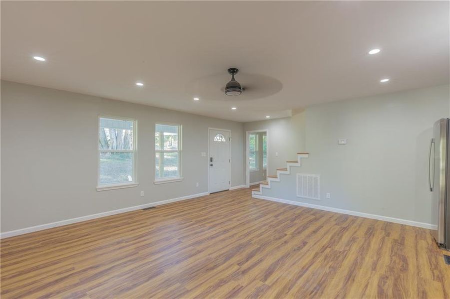 Spacious, unfurnished interior of a new home in , Menlo (Image 23).